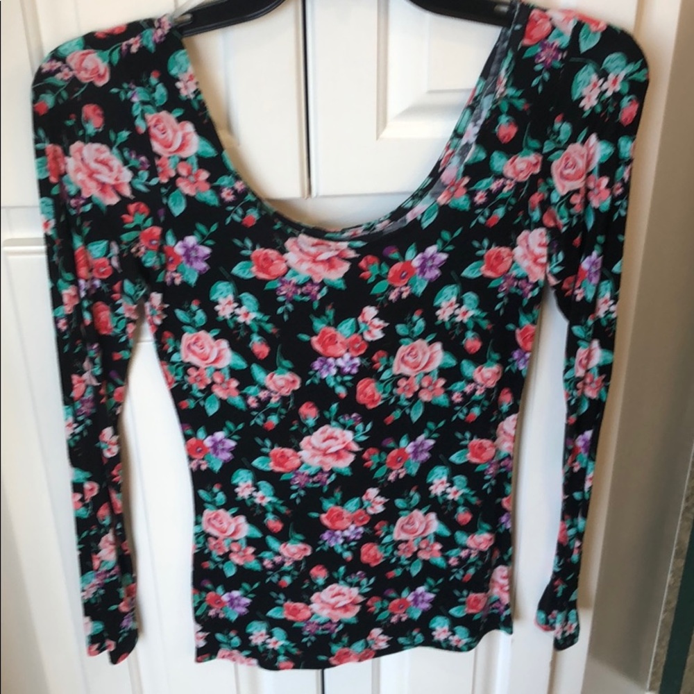 Low neck and back long sleeve top.
